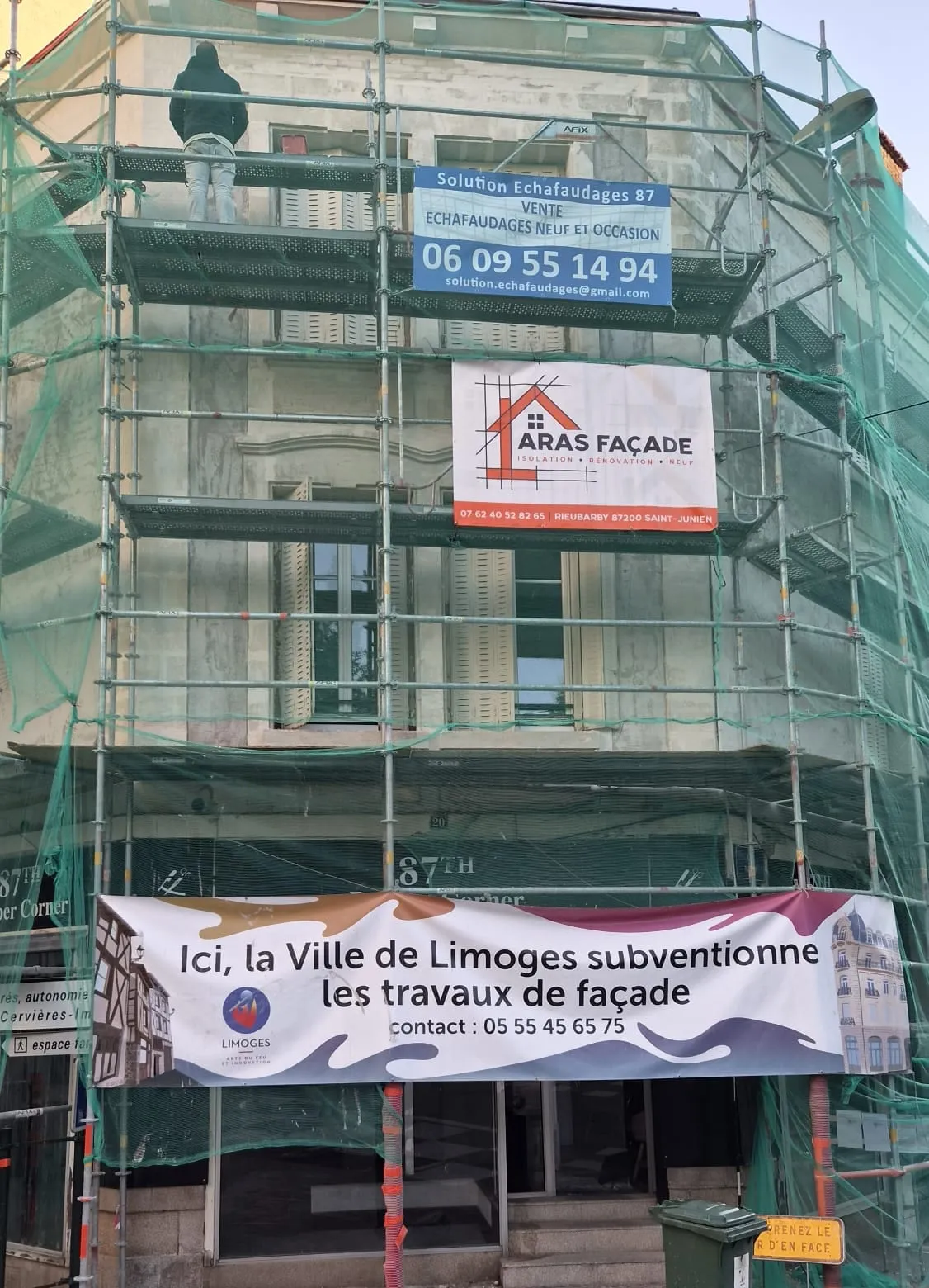 Échafaudage AFIX fourni par Solution Échafaudages sur un chantier de rénovation de façade à Limoges