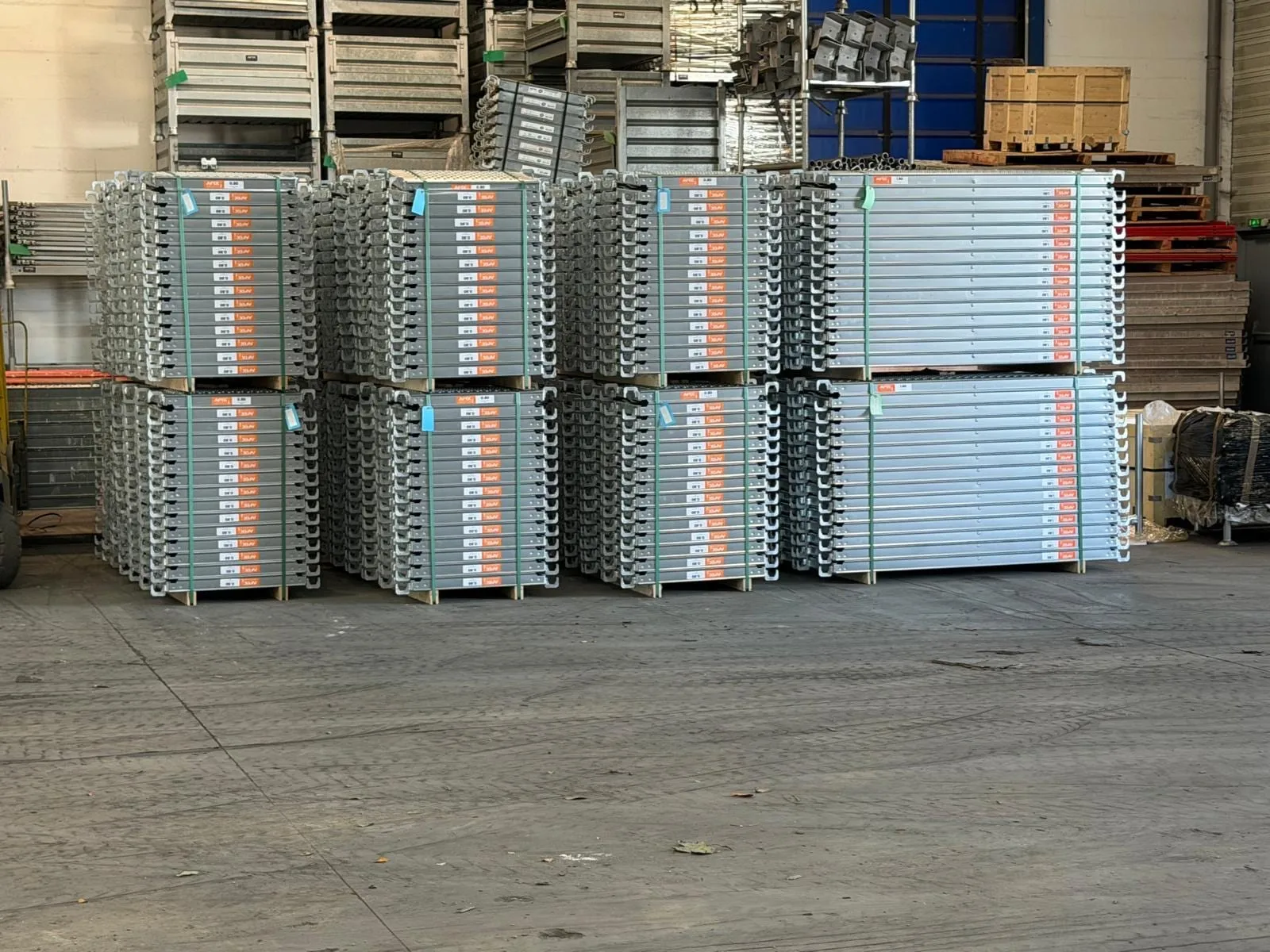 Planchers acier AFIX neufs stockés en entrepôt