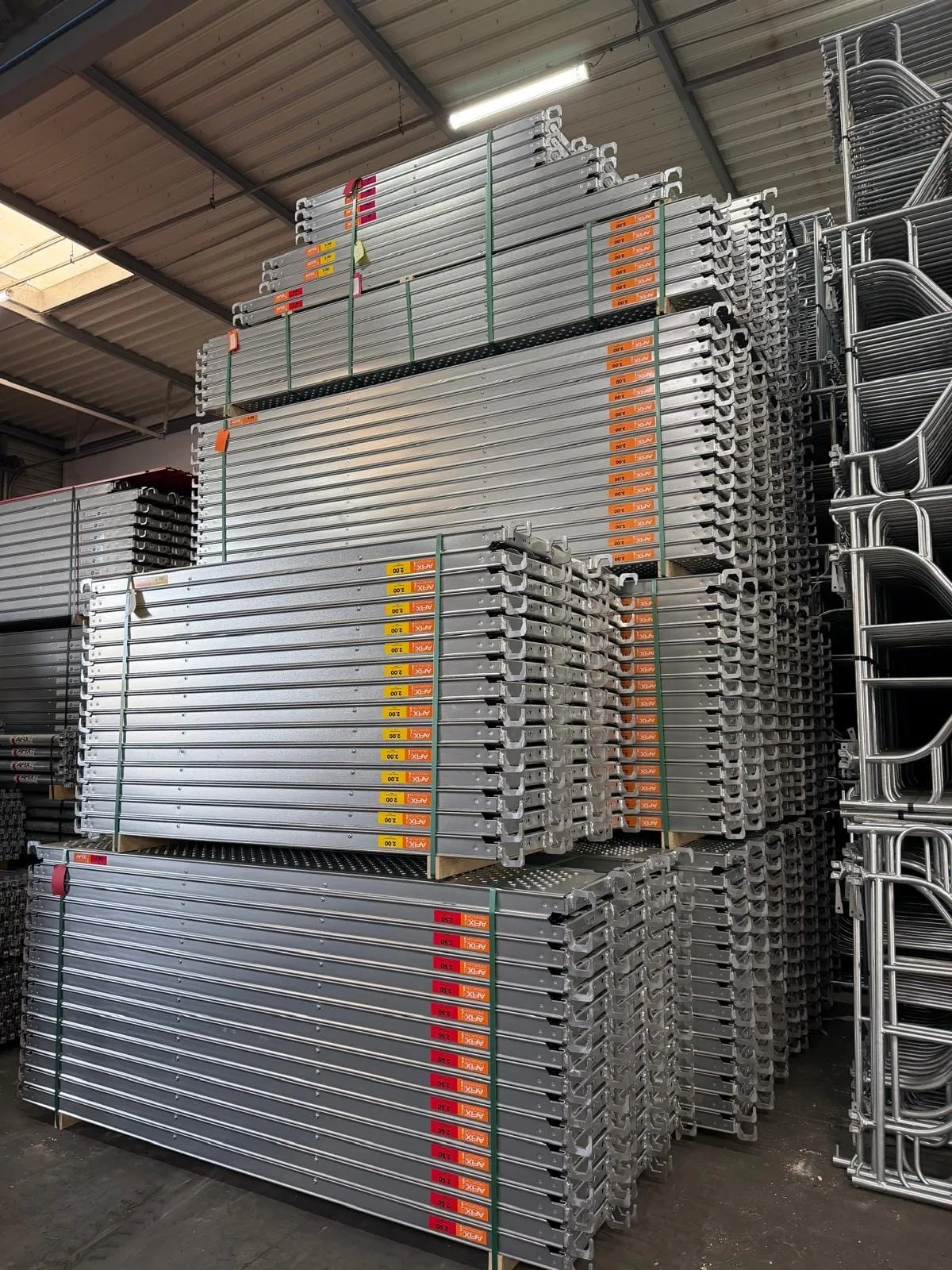 Piles de planchers acier AFIX de différentes longueurs