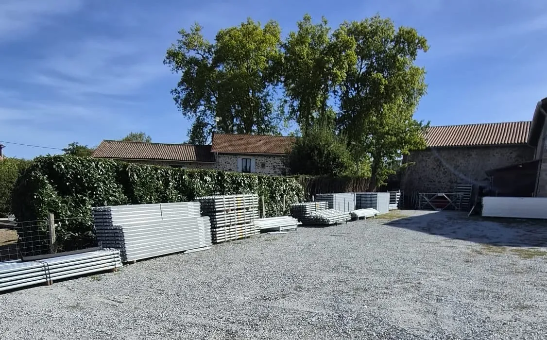 Parc de stockage extérieur de Solution Échafaudages à Saint-Just-le-Martel